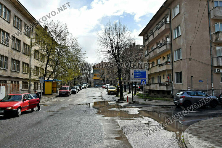 Граждани се жалват от запушена шахта на ул. &bdquo;Св. св. Кирил и Методий&ldquo; в Хасково