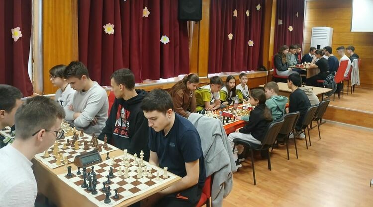 Над 50 ученици взеха участие в зоналния етап на ученическите игри по шахмат, който се проведе в СУ &bdquo;Петко Рачов Славейков&ldquo;, гр. Кърджали.