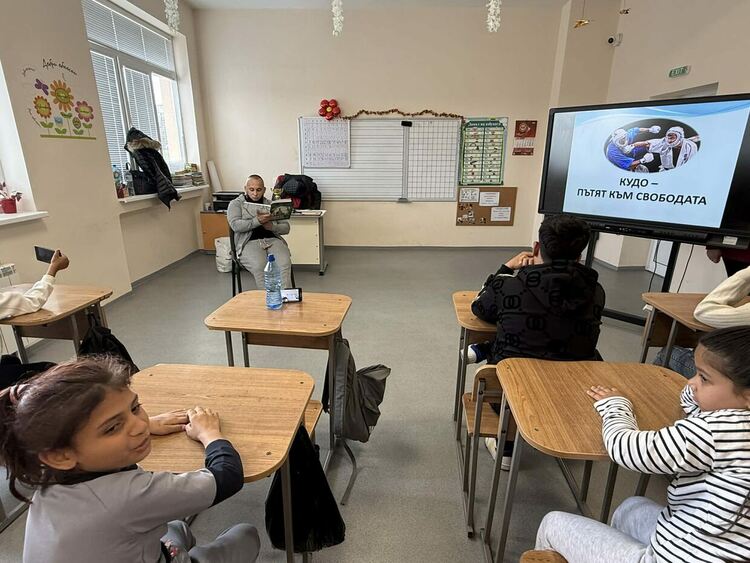 Световен вицешампион се включи в &bdquo;Походът на книгите&ldquo; в ОУ &bdquo;Никола Вапцаров&ldquo;&nbsp;&ndash; Хасково