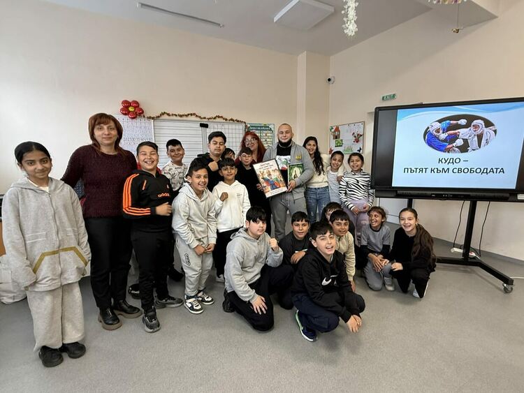 Световен вицешампион се включи в &bdquo;Походът на книгите&ldquo; в ОУ &bdquo;Никола Вапцаров&ldquo;&nbsp;&ndash; Хасково
