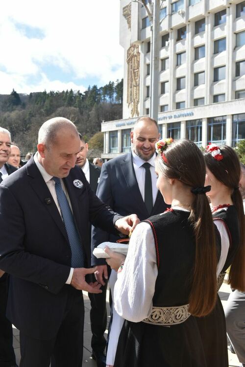 Румен Радев в Златоград: Обществото излиза от апатията и поема към нов път / ГАЛЕРИЯ/