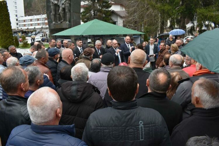 Лидерът на &bdquo;Прогресивна България&ldquo; Румен Радев се срещна с жители на община Мадан /Галерия/