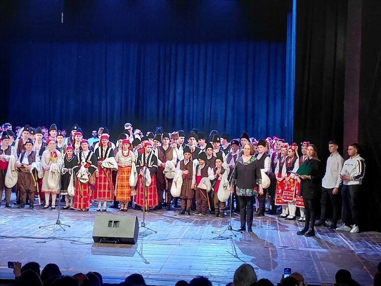 Танцова формация &bdquo;Зареница&ldquo; взриви сцената с юбилеен спектакъл - 35 години любов, багри и фолклорна магия