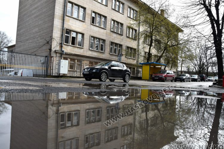 Граждани се жалват от запушена шахта на ул. &bdquo;Св. св. Кирил и Методий&ldquo; в Хасково