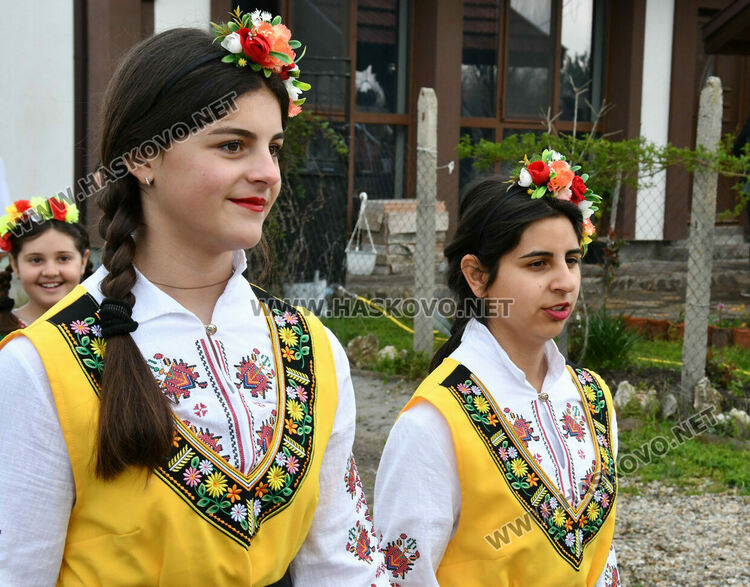Пъстро лазаруване в Узунджово: Млади момичета донесоха благословия за здраве и берекет