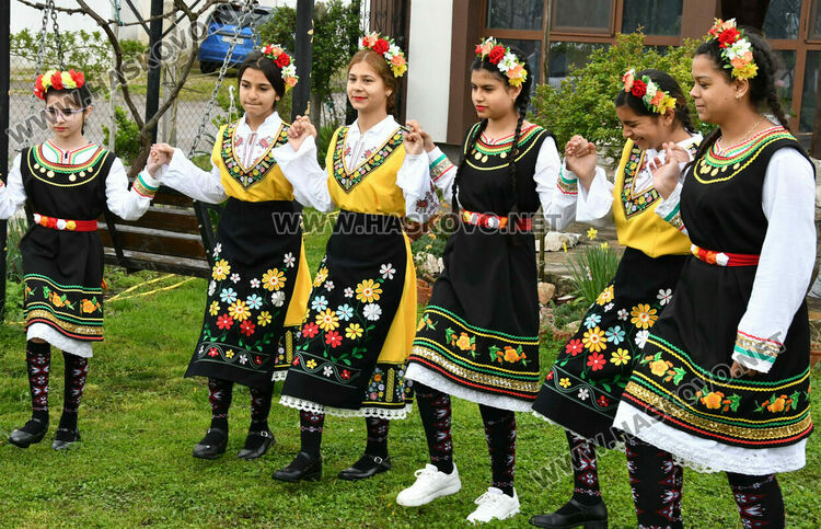 Пъстро лазаруване в Узунджово: Млади момичета донесоха благословия за здраве и берекет