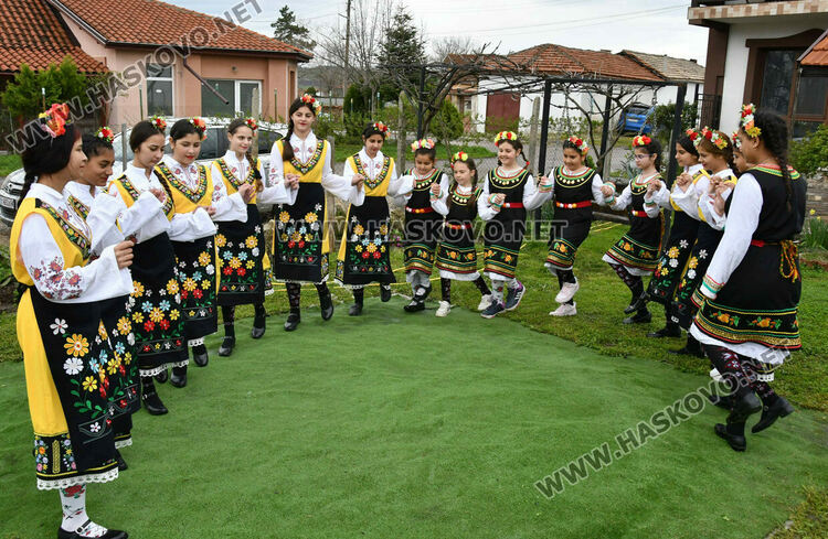 Пъстро лазаруване в Узунджово: Млади момичета донесоха благословия за здраве и берекет