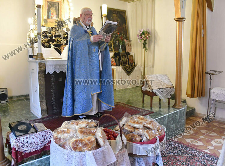 Арменската общност в Хасково празнува Възкресение Христово с тържествена литургия