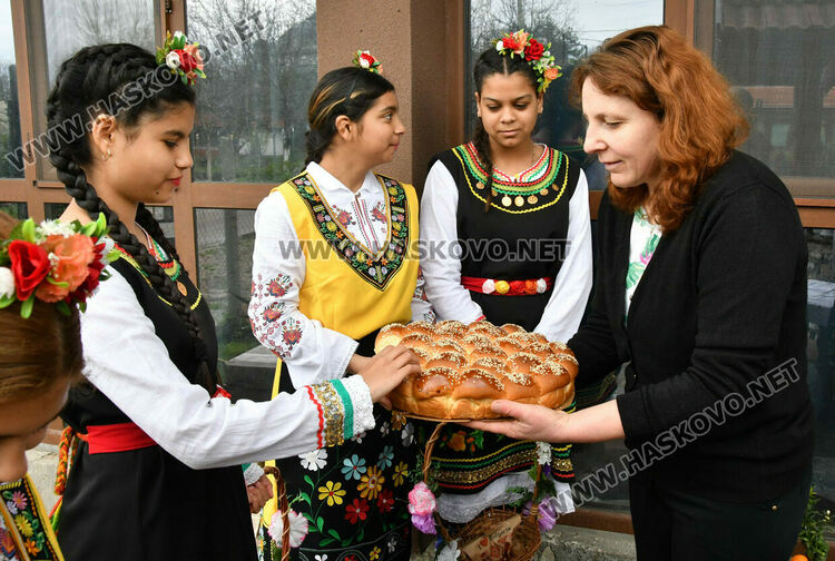 Пъстро лазаруване в Узунджово: Млади момичета донесоха благословия за здраве и берекет