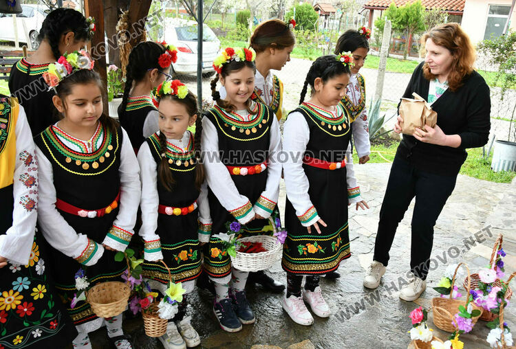 Пъстро лазаруване в Узунджово: Млади момичета донесоха благословия за здраве и берекет