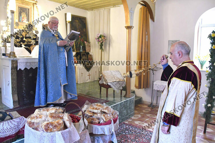 Арменската общност в Хасково празнува Възкресение Христово с тържествена литургия