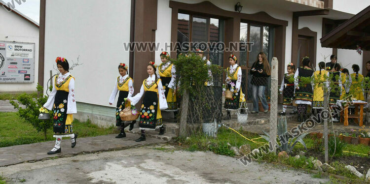 Пъстро лазаруване в Узунджово: Млади момичета донесоха благословия за здраве и берекет