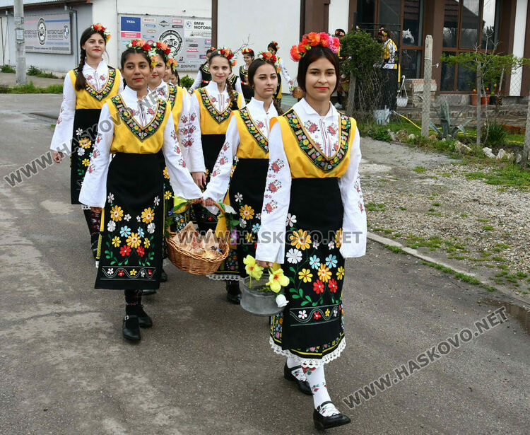 Пъстро лазаруване в Узунджово: Млади момичета донесоха благословия за здраве и берекет