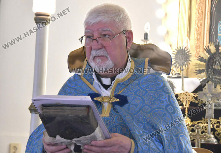 Арменската общност в Хасково празнува Възкресение Христово с тържествена литургия