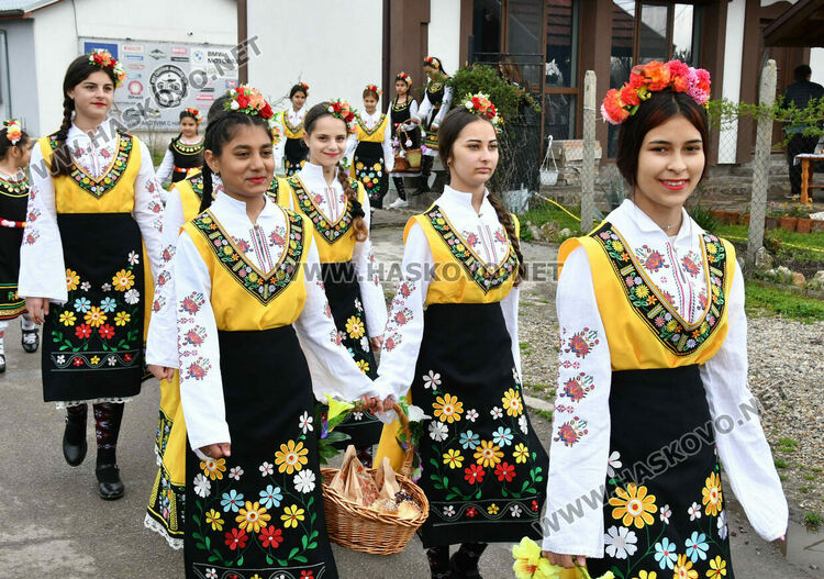 Пъстро лазаруване в Узунджово: Млади момичета донесоха благословия за здраве и берекет