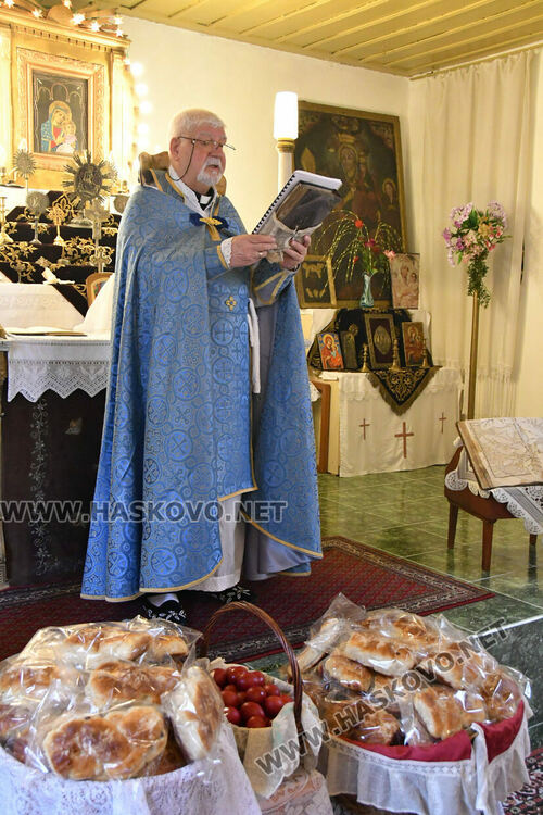 Арменската общност в Хасково празнува Възкресение Христово с тържествена литургия