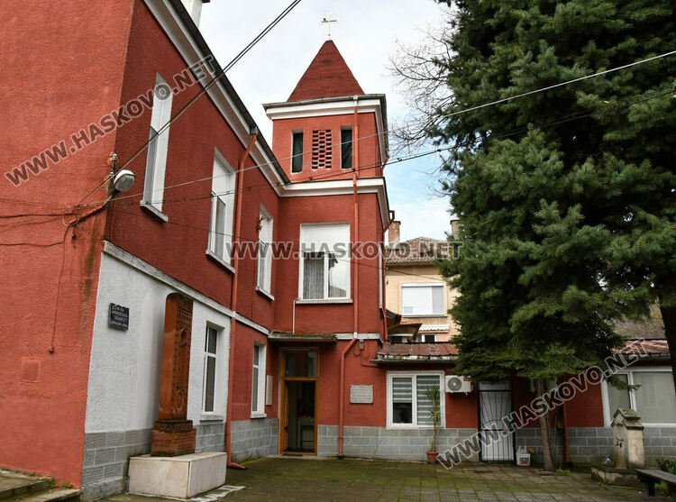 Арменската общност в Хасково празнува Възкресение Христово с тържествена литургия