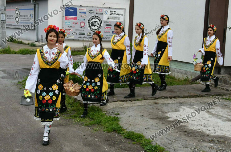 Пъстро лазаруване в Узунджово: Млади момичета донесоха благословия за здраве и берекет