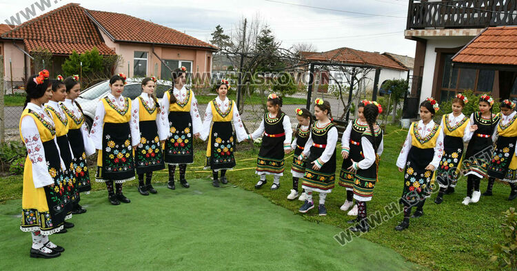 Пъстро лазаруване в Узунджово: Млади момичета донесоха благословия за здраве и берекет