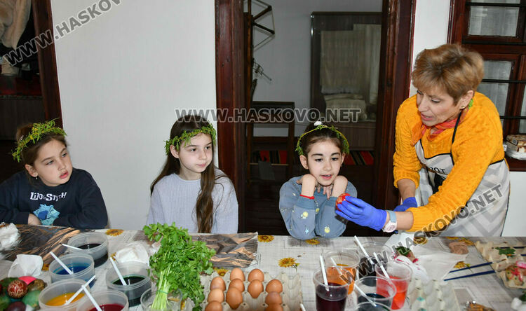 Деца оживиха &bdquo;Шишмановата къща&ldquo; в Хасково с великденска работилница
