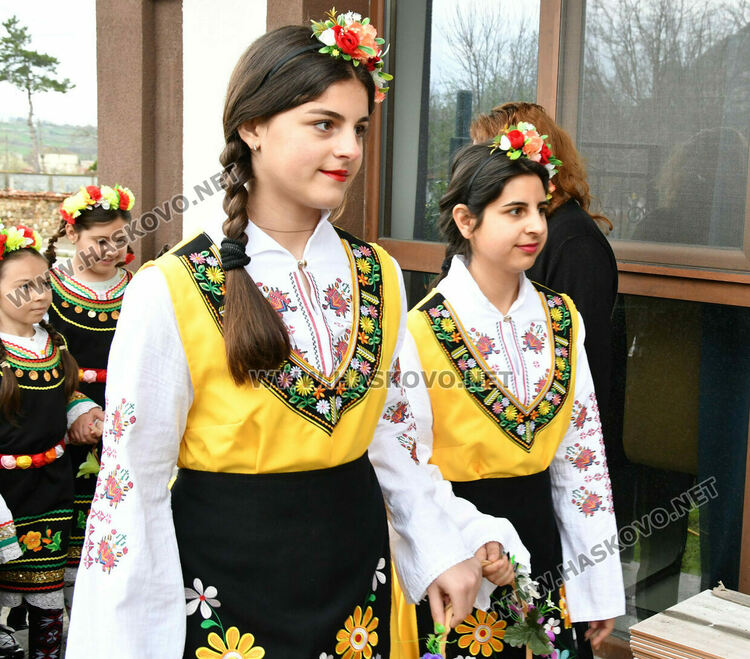 Пъстро лазаруване в Узунджово: Млади момичета донесоха благословия за здраве и берекет