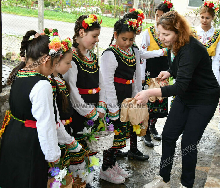 Пъстро лазаруване в Узунджово: Млади момичета донесоха благословия за здраве и берекет