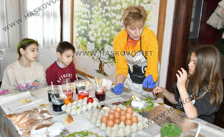 Деца оживиха &bdquo;Шишмановата къща&ldquo; в Хасково с великденска работилница