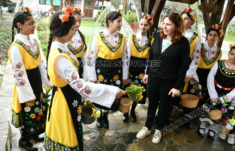Пъстро лазаруване в Узунджово: Млади момичета донесоха благословия за здраве и берекет