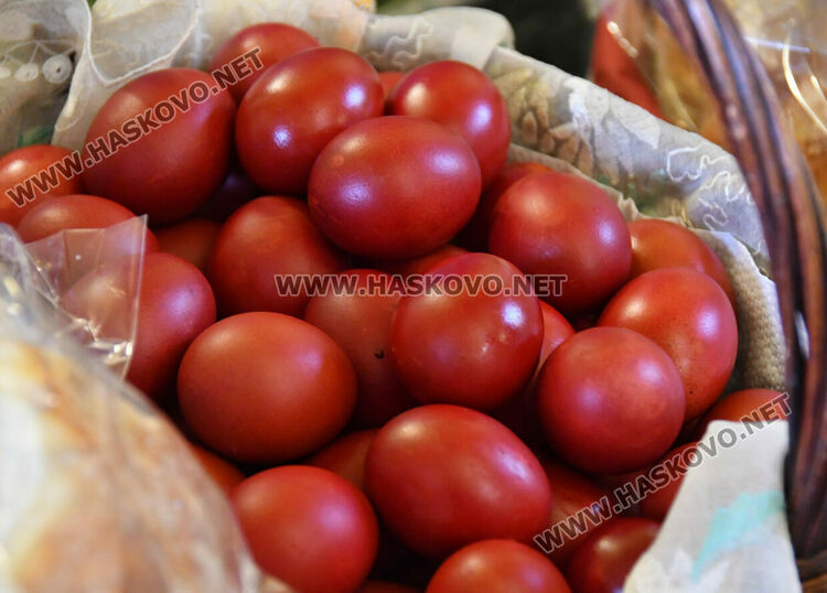 Арменската общност в Хасково празнува Възкресение Христово с тържествена литургия