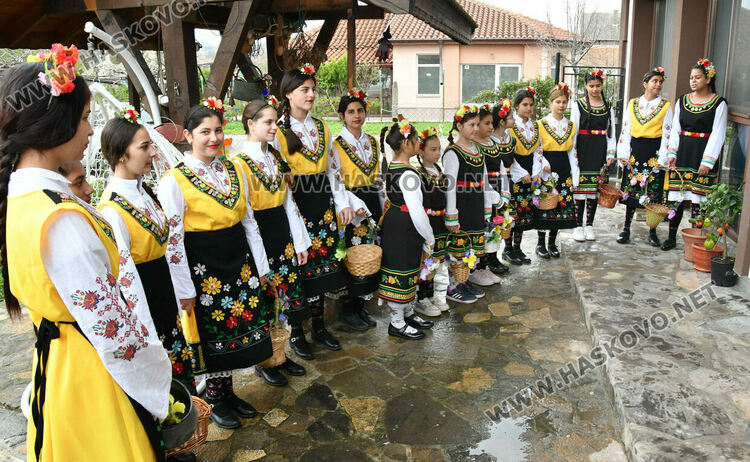 Пъстро лазаруване в Узунджово: Млади момичета донесоха благословия за здраве и берекет