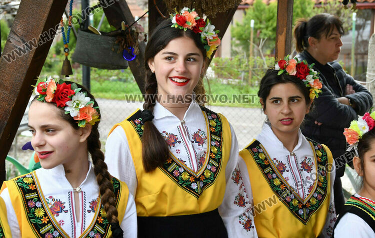 Пъстро лазаруване в Узунджово: Млади момичета донесоха благословия за здраве и берекет