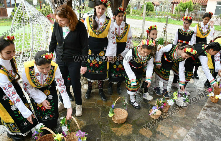 Пъстро лазаруване в Узунджово: Млади момичета донесоха благословия за здраве и берекет