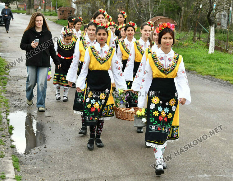 Пъстро лазаруване в Узунджово: Млади момичета донесоха благословия за здраве и берекет