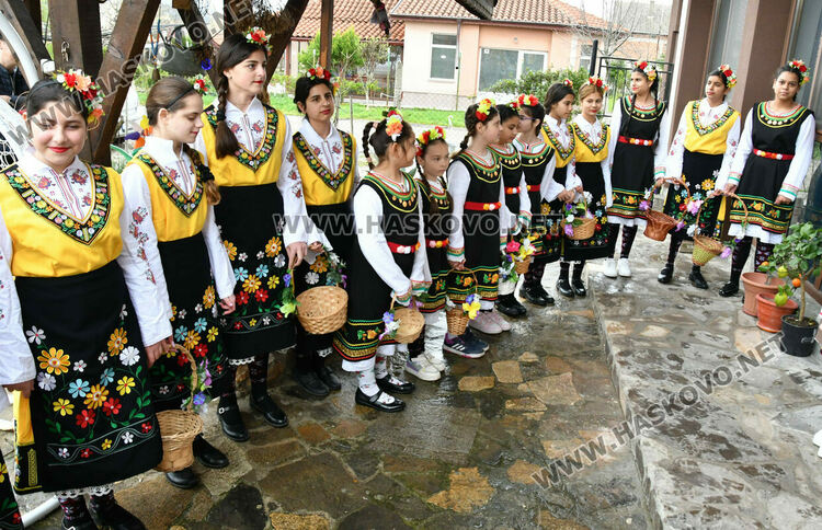 Пъстро лазаруване в Узунджово: Млади момичета донесоха благословия за здраве и берекет