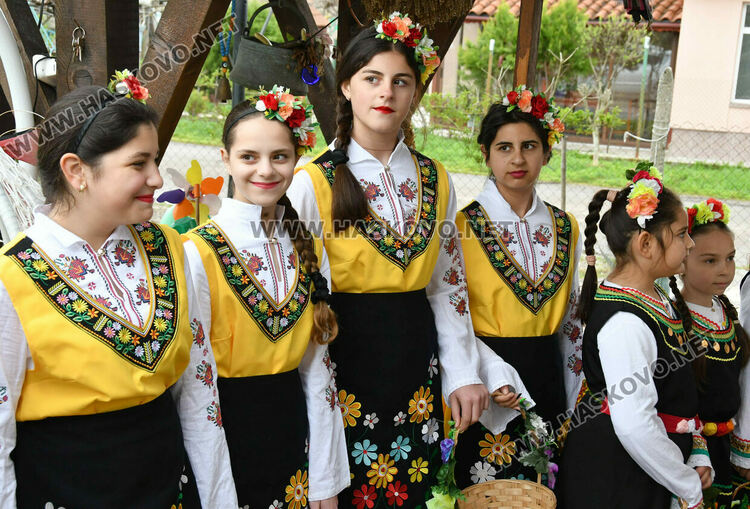Пъстро лазаруване в Узунджово: Млади момичета донесоха благословия за здраве и берекет