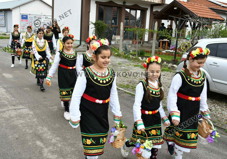 Пъстро лазаруване в Узунджово: Млади момичета донесоха благословия за здраве и берекет
