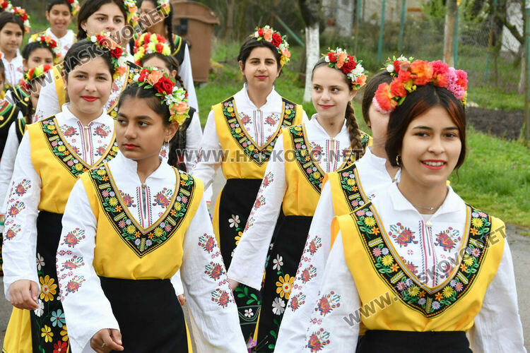 Пъстро лазаруване в Узунджово: Млади момичета донесоха благословия за здраве и берекет