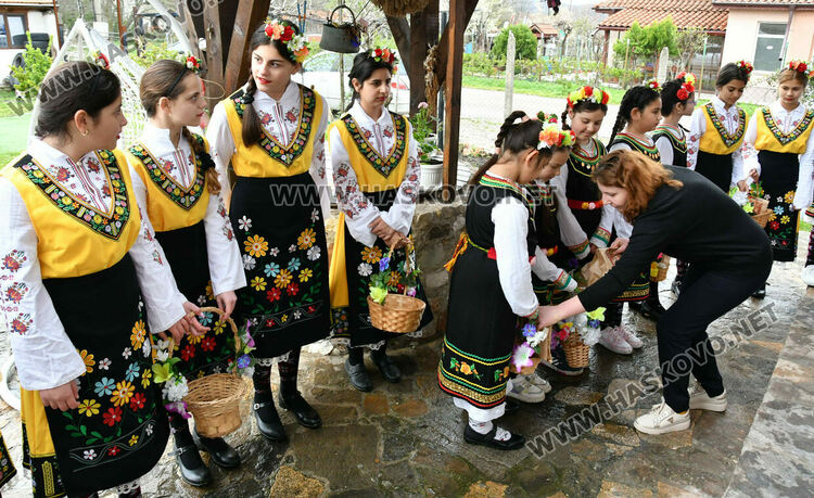 Пъстро лазаруване в Узунджово: Млади момичета донесоха благословия за здраве и берекет