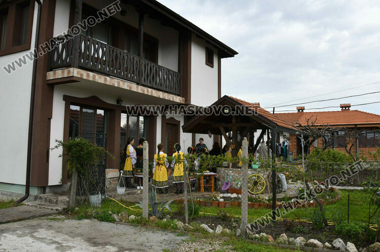 Пъстро лазаруване в Узунджово: Млади момичета донесоха благословия за здраве и берекет