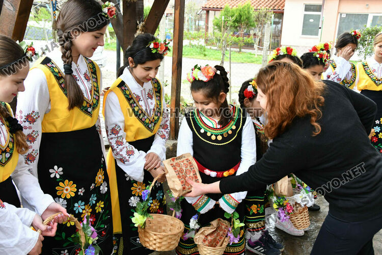 Пъстро лазаруване в Узунджово: Млади момичета донесоха благословия за здраве и берекет
