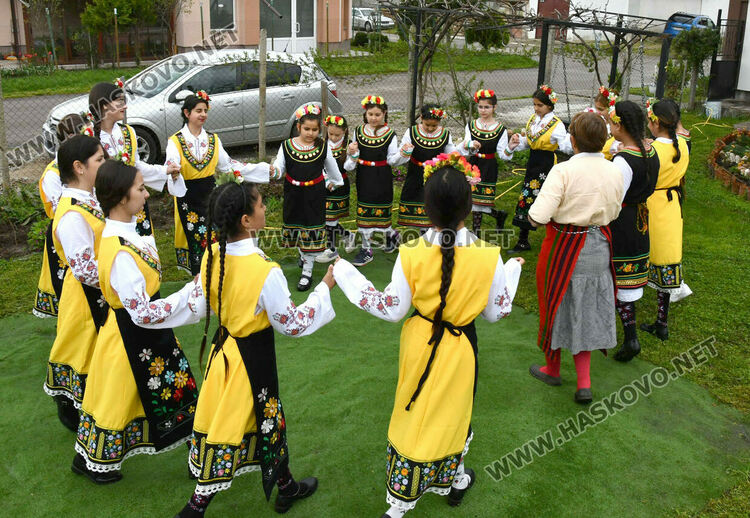 Пъстро лазаруване в Узунджово: Млади момичета донесоха благословия за здраве и берекет