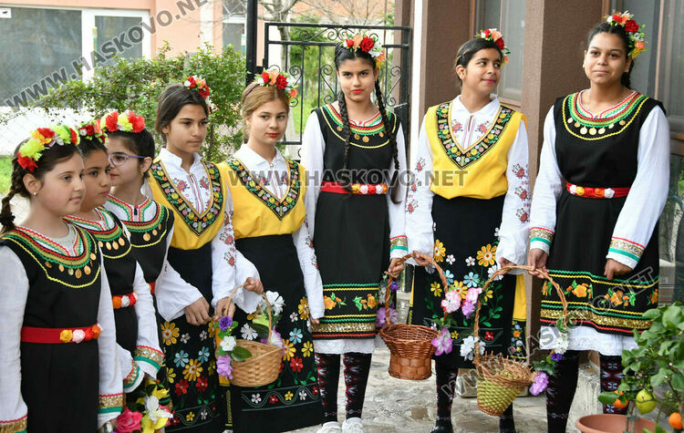 Пъстро лазаруване в Узунджово: Млади момичета донесоха благословия за здраве и берекет