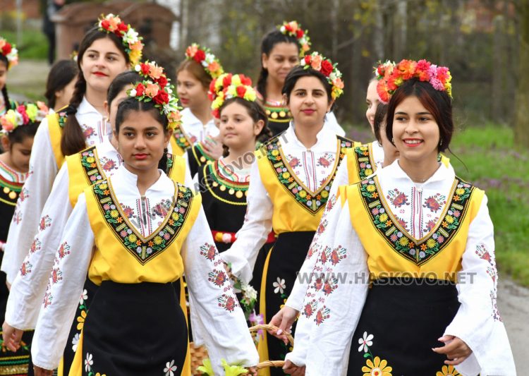 Пъстро лазаруване в Узунджово: Млади момичета донесоха благословия за здраве и берекет