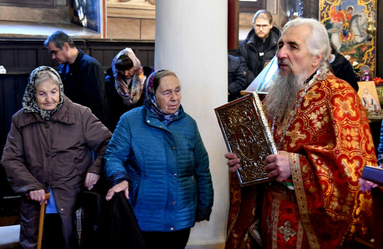 Стотици миряни посетиха църквите на Цветница в Хасково