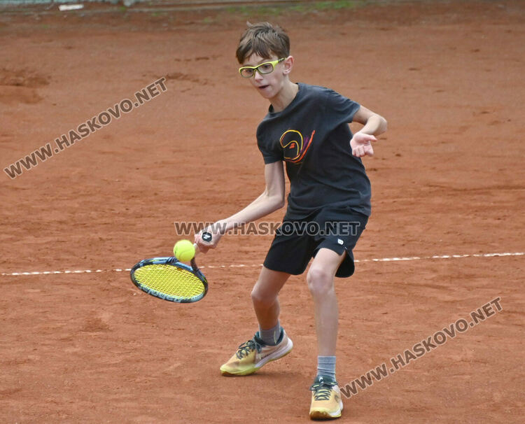 100 млади тенисисти участват в държавен турнир в Хасково
