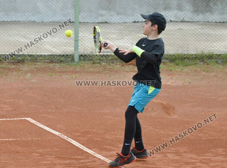 100 млади тенисисти участват в държавен турнир в Хасково