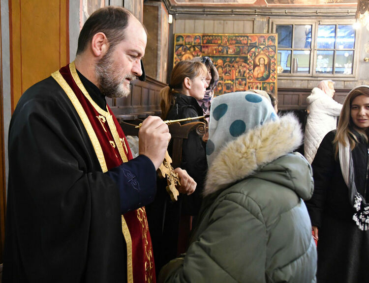 Стотици миряни посетиха църквите на Цветница в Хасково