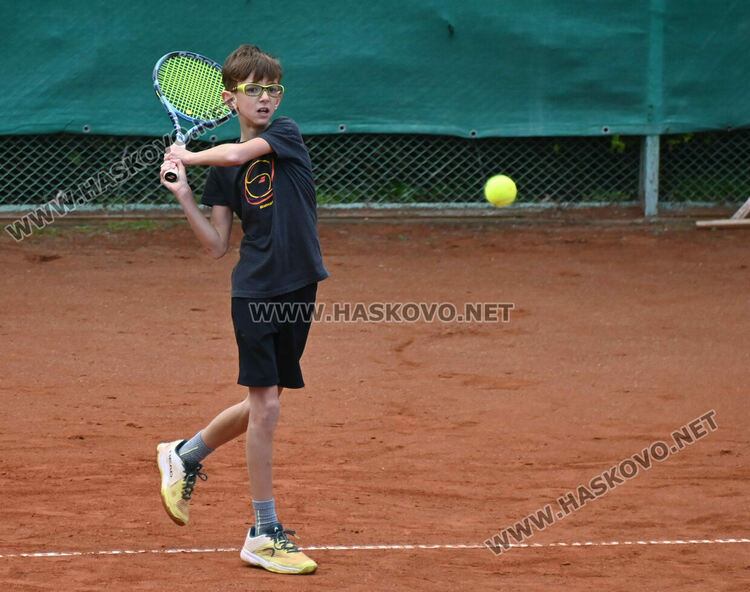 100 млади тенисисти участват в държавен турнир в Хасково