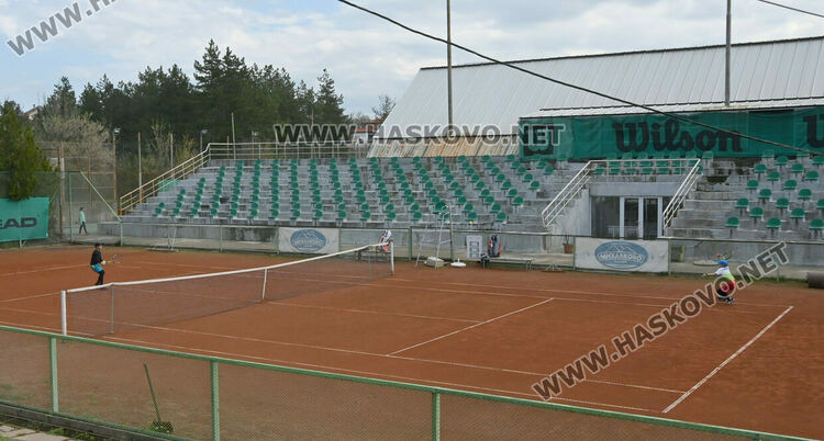 100 млади тенисисти участват в държавен турнир в Хасково