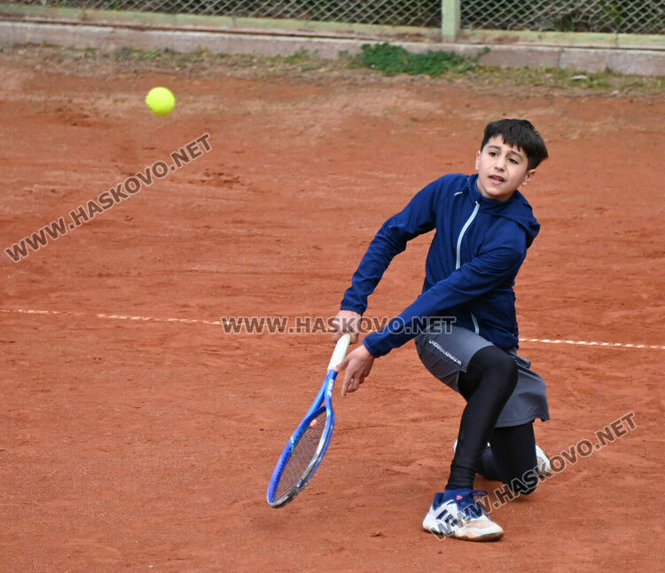 100 млади тенисисти участват в държавен турнир в Хасково